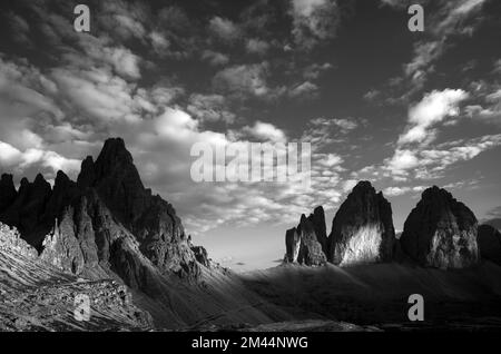 Paternkofel, trois sommets, faces nord, dans la lumière du soir, Tyrol du Sud, Trentin, Sesto Dolomites, Italie Banque D'Images