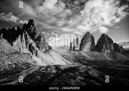 Paternkofel, trois sommets, faces nord, dans la lumière du soir, Tyrol du Sud, Trentin, Sesto Dolomites, Italie Banque D'Images