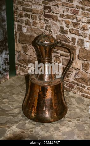 Style très ancienne aiguière en métal Pot d'eau en vue Banque D'Images
