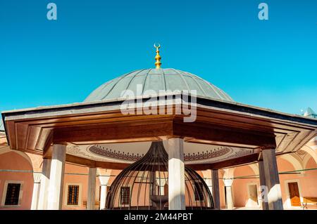 Vue extérieure du dôme dans l'architecture ottomane à Istanbul, Turquie Banque D'Images