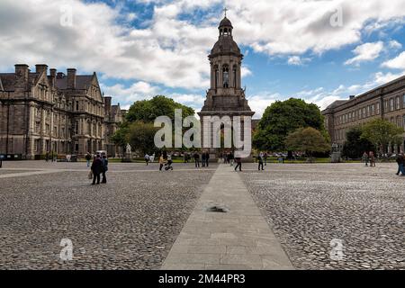 Piétons dans la cour de l'université en face de Campanile, clocher de Trinity College, Dublin, Irlande Banque D'Images