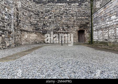 Croix dans la cour marque le site d'exécution, prison de Kilmainham, ancienne prison de l'ère victorienne, musée, ensemble de films, mémorial national de l'indépendance Banque D'Images