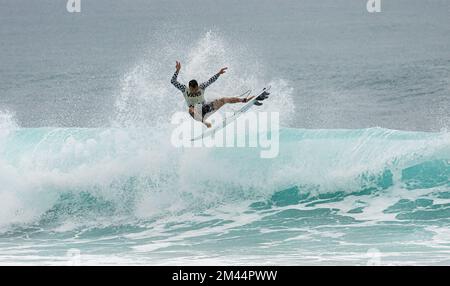 Haleiwa, HI, États-Unis. 18th décembre 2022. Balram Stack remporte les Vans 2022 Pipe Masters à Banzai Pipeline à Haleiwa, HI sur 18 décembre 2022. Crédit : Erik Kabak Photographie/Media Punch/Alamy Live News Banque D'Images