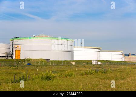 Grands réservoirs en acier pour le stockage du pétrole brut par une journée ensoleillée d'été Banque D'Images