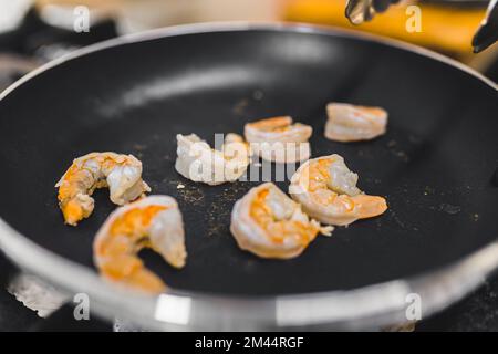 Petites crevettes sur une poêle. Préparation d'un plat de restaurant. Fruits de mer et dîner. Photo de haute qualité Banque D'Images