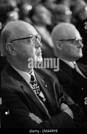 Lors d'une rencontre des porteurs de la Croix du Chevalier à Kassel en 1970, ces portraits ont été réalisés, en Allemagne Banque D'Images