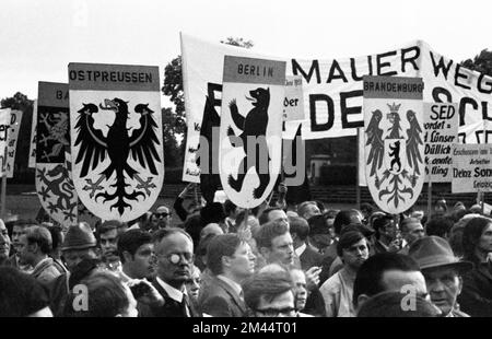 La deuxième réunion du Chancelier fédéral Willy Brandt avec le député de la RDA Willi Stoph le 21 mai 1971 à Kassel a été accompagnée par un grand nombre de Banque D'Images