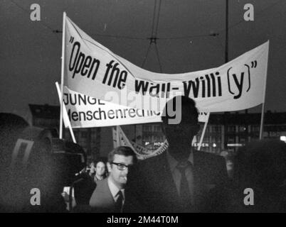 La deuxième réunion du Chancelier fédéral Willy Brandt avec le député de la RDA Willi Stoph le 21 mai 1971 à Kassel a été accompagnée par un grand nombre de Banque D'Images