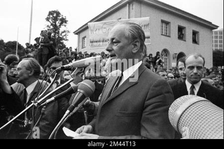 La deuxième réunion du Chancelier fédéral Willy Brandt avec le député de la RDA Willi Stoph le 21 mai 1971 à Kassel a été accompagnée par un grand nombre de Banque D'Images