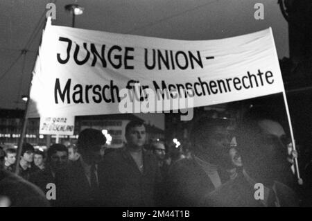 La deuxième réunion du Chancelier fédéral Willy Brandt avec le député de la RDA Willi Stoph le 21 mai 1971 à Kassel a été accompagnée par un grand nombre de Banque D'Images