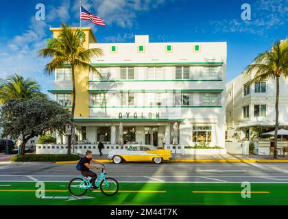 Voiture d'époque en face de l'hôtel Avalon, quartier art déco Ocean Drive, South Beach Miami Beach Miami Florida, États-Unis Banque D'Images