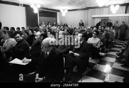 Cette réunion des locataires concernés a pris position contre l'usure à Düsseldorf, en Allemagne, le 6 novembre 1970 Banque D'Images