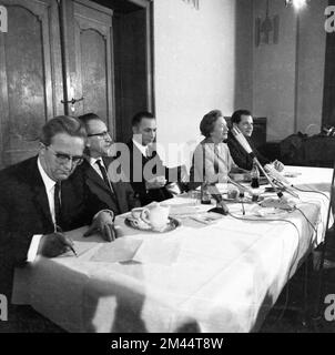 La première conférence de presse du cadre du KPD, a voyagé du GDR pour établir un nouveau parti communiste, qui est un peu plus tard connu sous le nom de Banque D'Images