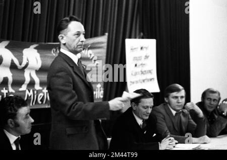 Cette réunion des locataires concernés a pris position contre l'usure à Düsseldorf, en Allemagne, le 6 novembre 1970 Banque D'Images