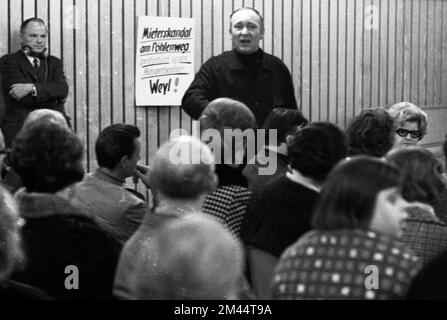 Cette réunion des locataires concernés a pris position contre l'usure à Düsseldorf, en Allemagne, le 6 novembre 1970 Banque D'Images