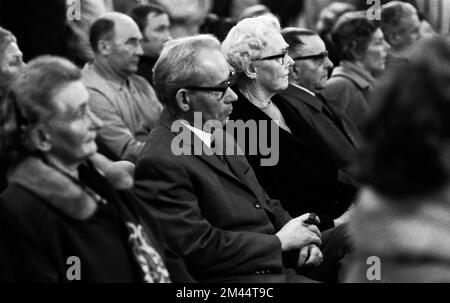 Cette réunion des locataires concernés a pris position contre l'usure à Düsseldorf, en Allemagne, le 6 novembre 1970 Banque D'Images