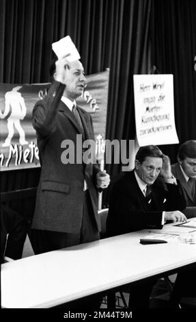 Cette réunion des locataires concernés a pris position contre l'usure à Düsseldorf, en Allemagne, le 6 novembre 1970 Banque D'Images