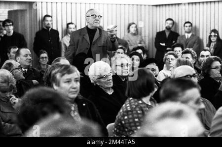 Cette réunion des locataires concernés a pris position contre l'usure à Düsseldorf, en Allemagne, le 6 novembre 1970 Banque D'Images