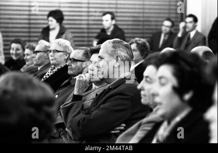 Cette réunion des locataires concernés a pris position contre l'usure à Düsseldorf, en Allemagne, le 6 novembre 1970 Banque D'Images