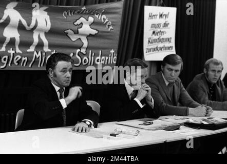 Cette réunion des locataires concernés a pris position contre l'usure à Düsseldorf, en Allemagne, le 6 novembre 1970 Banque D'Images