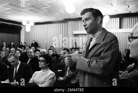 Cette réunion des locataires concernés a pris position contre l'usure à Düsseldorf, en Allemagne, le 6 novembre 1970 Banque D'Images