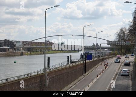 Maastricht. Limbourg - pays-Bas 10-04-2022. Remblai de la ville de Maastricht. Beau temps printanier. Paysage urbain. Pont et tunnel le long de la c Banque D'Images