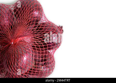 Oignon rouge dans un filet de plastique de shopping. Gros plan, espace de copie Banque D'Images