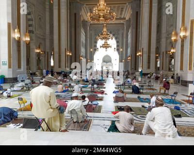 La Mecque , Arabie Saoudite 12 mai 2021 , prières musulmanes à la mosquée Makkah - Al Haram de l'intérieur Banque D'Images