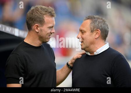 L'entraîneur Julian Nagelsmann FC Bayern Munich FCB, en conversation avec l'entraîneur André Breitenreiter, TSG 1899 Hoffenheim, PreZero Arena, Sinsheim Banque D'Images