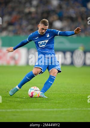 Grischa Proemel TSG 1899 Hoffenheim (06) sur le ballon, PreZero Arena, Sinsheim, Baden-Wuerttemberg, Allemagne Banque D'Images