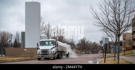 L'oxygène liquide est déchargé d'un semi-camion dans des réservoirs de stockage dans un établissement médical d'un quartier résidentiel Banque D'Images