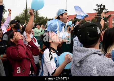 Mexico, Mexique. 18th décembre 2022. 18 décembre 2022, Mexico, Mexique: Les fans argentins célèbrent l'Argentine comme nouveau champion du monde de la coupe du monde de la FIFA lors de la Fest des fans de la FIFA au Monument de la Révolution . Sur 18 décembre 2022 à Mexico, Mexique. (Photo de Carlos Tischler/ Eyepix Group/Sipa USA) crédit: SIPA USA/Alay Live News Banque D'Images