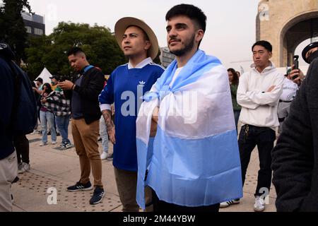 Mexico, Mexique. 18th décembre 2022. 18 décembre 2022, Mexico, Mexique: Les fans argentins assistent à la Fest des fans de la FIFA au Monument à la Révolution pour soutenir leur équipe dans la finale de la coupe du monde de la FIFA contre l'équipe française. Sur 18 décembre 2022 à Mexico, Mexique. (Photo de Carlos Tischler/ Eyepix Group/Sipa USA) crédit: SIPA USA/Alay Live News Banque D'Images