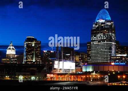 Le Great American Insurance Building domine la ligne d'horizon de Cincinnati au-dessus de l'Ohio River Banque D'Images