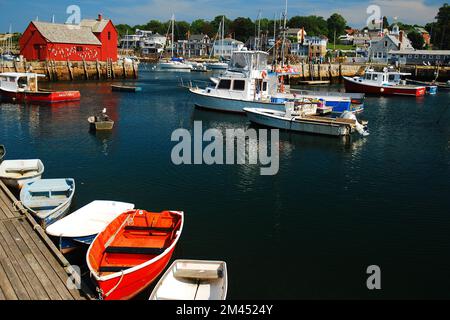 Des dinghies, des dories et des langoustes peuplent Rockport Harbour, près du célèbre sac motif no 1 lors d'une belle journée ensoleillée d'été Banque D'Images