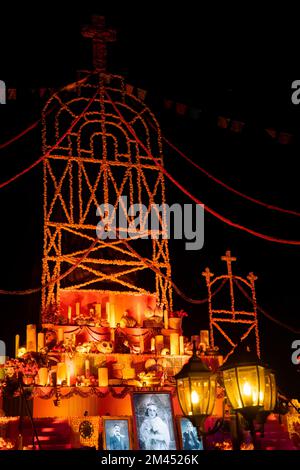 Autels morts de la culture mexicaine la nuit avec bougies allumées, bougies décorations traditionnelles Banque D'Images