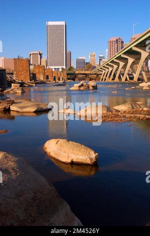 La ligne d'horizon de Richmond Virginia s'élève le long de la rivière James et se reflète dans les eaux Banque D'Images