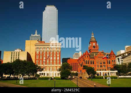 Le bâtiment Bank of America et le palais de justice Old Red dominent les gratte-ciel autour de Dealey Plaza à Dallas, Texas Banque D'Images