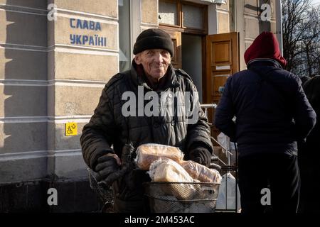 Bakhmut, Ukraine. 14th décembre 2022. Un résident de Bakhmut est vu sourire après avoir reçu des pains de l'aide humanitaire. La bataille de Bakhmut, la ville de la région de Donetsk s'intensifie tandis que les forces armées ukrainiennes et russes se battent au cou et au cou dans la région, et gagnent le nom de "Bakhmut meat grinderÃ®". La Russie essaie sans relâche de prendre le contrôle de la ville de l'est de l'Ukraine, la ville subit de lourdes bombardements quotidiens, ne souffre pas d'électricité et d'eau courante, obligeant de nombreux résidents à fuir. Les quelques qui ont décidé de rester comptent beaucoup sur l'aide humanitaire et Banque D'Images