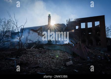 Bakhmut, Ukraine. 14th décembre 2022. Une institution est vue endommagée après qu'elle ait été frappée par l'artillerie. Il est dit que les Russes ciblait une installation satellite à proximité. La bataille de Bakhmut, la ville de la région de Donetsk s'intensifie tandis que les forces armées ukrainiennes et russes se battent au cou et au cou dans la région, et gagnent le nom de "Bakhmut meat grinderÃ®". La Russie essaie sans relâche de prendre le contrôle de la ville de l'est de l'Ukraine, la ville subit de lourdes bombardements quotidiens, ne souffre pas d'électricité et d'eau courante, obligeant de nombreux résidents à fuir. Ceux qui ont décidé de rester sont counti Banque D'Images