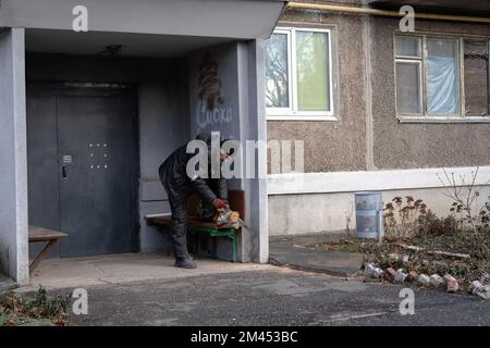 Bakhmut, Ukraine. 14th décembre 2022. Vitaly, un résident de Bakhmut est vu couper le bois de chauffage pour chauffer sa maison. L'homme de 55 ans a dit qu'il avait décidé de séjourner parce qu'il n'y a pas de meilleur endroit où aller. La bataille de Bakhmut, la ville de la région de Donetsk s'intensifie tandis que les forces armées ukrainiennes et russes se battent au cou et au cou dans la région, et gagnent le nom de "Bakhmut meat grinderÃ®". La Russie essaie sans relâche de prendre le contrôle de la ville de l'est de l'Ukraine, la ville subit de lourdes bombardements quotidiens, ne souffre pas d'électricité et d'eau courante, obligeant de nombreux résidents à fuir. Quelques-uns Banque D'Images