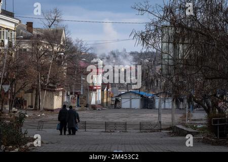 Bakhmut, Ukraine. 14th décembre 2022. Des résidents de Bakhmut ont été vus à la recherche d'une explosion de l'autre côté de la rivière Bakhmutovka. La bataille de Bakhmut, la ville de la région de Donetsk s'intensifie tandis que les forces armées ukrainiennes et russes se battent au cou et au cou dans la région, et gagnent le nom de "Bakhmut meat grinderÃ®". La Russie essaie sans relâche de prendre le contrôle de la ville de l'est de l'Ukraine, la ville subit de lourdes bombardements quotidiens, ne souffre pas d'électricité et d'eau courante, obligeant de nombreux résidents à fuir. Ceux qui ont décidé de rester comptent beaucoup sur l'aide humanitaire Banque D'Images