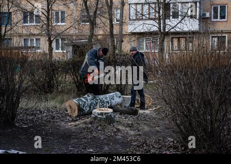 Bakhmut, Ukraine. 14th décembre 2022. Les résidents de Bakhmut sont vus couper du bois pour chauffer leur appartement en hiver. La bataille de Bakhmut, la ville de la région de Donetsk s'intensifie tandis que les forces armées ukrainiennes et russes se battent au cou et au cou dans la région, et gagnent le nom de "Bakhmut meat grinderÃ®". La Russie essaie sans relâche de prendre le contrôle de la ville de l'est de l'Ukraine, la ville subit de lourdes bombardements quotidiens, ne souffre pas d'électricité et d'eau courante, obligeant de nombreux résidents à fuir. Les quelques qui ont décidé de rester comptent beaucoup sur l'aide humanitaire et ex Banque D'Images