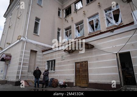 Bakhmut, Ukraine. 14th décembre 2022. Les résidents de Bakhmut sont vus en attente d'évacuation avec leurs effets personnels. La bataille de Bakhmut, la ville de la région de Donetsk s'intensifie tandis que les forces armées ukrainiennes et russes se battent au cou et au cou dans la région, et gagnent le nom de "Bakhmut meat grinderÃ®". La Russie essaie sans relâche de prendre le contrôle de la ville de l'est de l'Ukraine, la ville subit de lourdes bombardements quotidiens, ne souffre pas d'électricité et d'eau courante, obligeant de nombreux résidents à fuir. Les quelques personnes qui ont décidé de rester comptent beaucoup sur l'aide humanitaire et s'attendent à une W agitée Banque D'Images