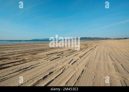 Large plage de sable vide et pistes de pneus sur le sable. Oceano Dunes Vehicular Recreational Aria, California State Park permet aux véhicules de conduire sur le BE Banque D'Images