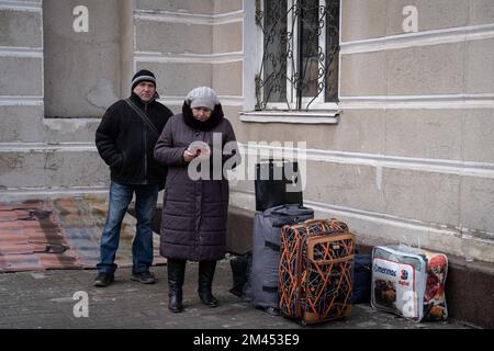 Bakhmut, Ukraine. 14th décembre 2022. Les résidents de Bakhmut sont vus en attente d'évacuation avec leurs effets personnels. La bataille de Bakhmut, la ville de la région de Donetsk s'intensifie tandis que les forces armées ukrainiennes et russes se battent au cou et au cou dans la région, et gagnent le nom de "Bakhmut meat grinderÃ®". La Russie essaie sans relâche de prendre le contrôle de la ville de l'est de l'Ukraine, la ville subit de lourdes bombardements quotidiens, ne souffre pas d'électricité et d'eau courante, obligeant de nombreux résidents à fuir. Les quelques personnes qui ont décidé de rester comptent beaucoup sur l'aide humanitaire et s'attendent à une W agitée Banque D'Images