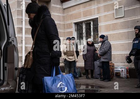 Bakhmut, Ukraine. 14th décembre 2022. Les résidents de Bakhmut sont vus porter leurs effets personnels à la camionnette d'évacuation. La bataille de Bakhmut, la ville de la région de Donetsk s'intensifie tandis que les forces armées ukrainiennes et russes se battent au cou et au cou dans la région, et gagnent le nom de "Bakhmut meat grinderÃ®". La Russie essaie sans relâche de prendre le contrôle de la ville de l'est de l'Ukraine, la ville subit de lourdes bombardements quotidiens, ne souffre pas d'électricité et d'eau courante, obligeant de nombreux résidents à fuir. Ceux qui ont décidé de rester comptent beaucoup sur l'aide humanitaire et attendent un roug Banque D'Images