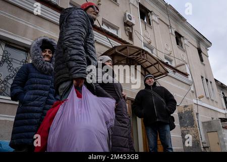 Bakhmut, Ukraine. 14th décembre 2022. Les résidents de Bakhmut sont vus en attente d'évacuation avec leurs effets personnels. La bataille de Bakhmut, la ville de la région de Donetsk s'intensifie tandis que les forces armées ukrainiennes et russes se battent au cou et au cou dans la région, et gagnent le nom de "Bakhmut meat grinderÃ®". La Russie essaie sans relâche de prendre le contrôle de la ville de l'est de l'Ukraine, la ville subit de lourdes bombardements quotidiens, ne souffre pas d'électricité et d'eau courante, obligeant de nombreux résidents à fuir. Les quelques personnes qui ont décidé de rester comptent beaucoup sur l'aide humanitaire et s'attendent à une W agitée Banque D'Images