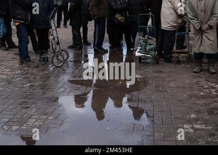 Bakhmut, Ukraine. 14th décembre 2022. Les résidents de Bakhmut sont considérés comme se faisant la queue pour la distribution de l'aide humanitaire. La bataille de Bakhmut, la ville de la région de Donetsk s'intensifie tandis que les forces armées ukrainiennes et russes se battent au cou et au cou dans la région, et gagnent le nom de "Bakhmut meat grinderÃ®". La Russie essaie sans relâche de prendre le contrôle de la ville de l'est de l'Ukraine, la ville subit de lourdes bombardements quotidiens, ne souffre pas d'électricité et d'eau courante, obligeant de nombreux résidents à fuir. Ceux qui ont décidé de rester comptent beaucoup sur l'aide humanitaire et attendent un r Banque D'Images