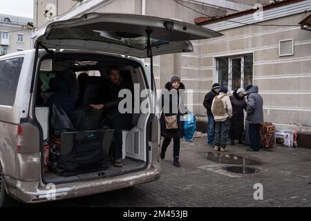 Bakhmut, Ukraine. 14th décembre 2022. Les résidents de Bakhmut sont vus porter leurs effets personnels à la camionnette d'évacuation. La bataille de Bakhmut, la ville de la région de Donetsk s'intensifie tandis que les forces armées ukrainiennes et russes se battent au cou et au cou dans la région, et gagnent le nom de "Bakhmut meat grinderÃ®". La Russie essaie sans relâche de prendre le contrôle de la ville de l'est de l'Ukraine, la ville subit de lourdes bombardements quotidiens, ne souffre pas d'électricité et d'eau courante, obligeant de nombreux résidents à fuir. Ceux qui ont décidé de rester comptent beaucoup sur l'aide humanitaire et attendent un roug Banque D'Images